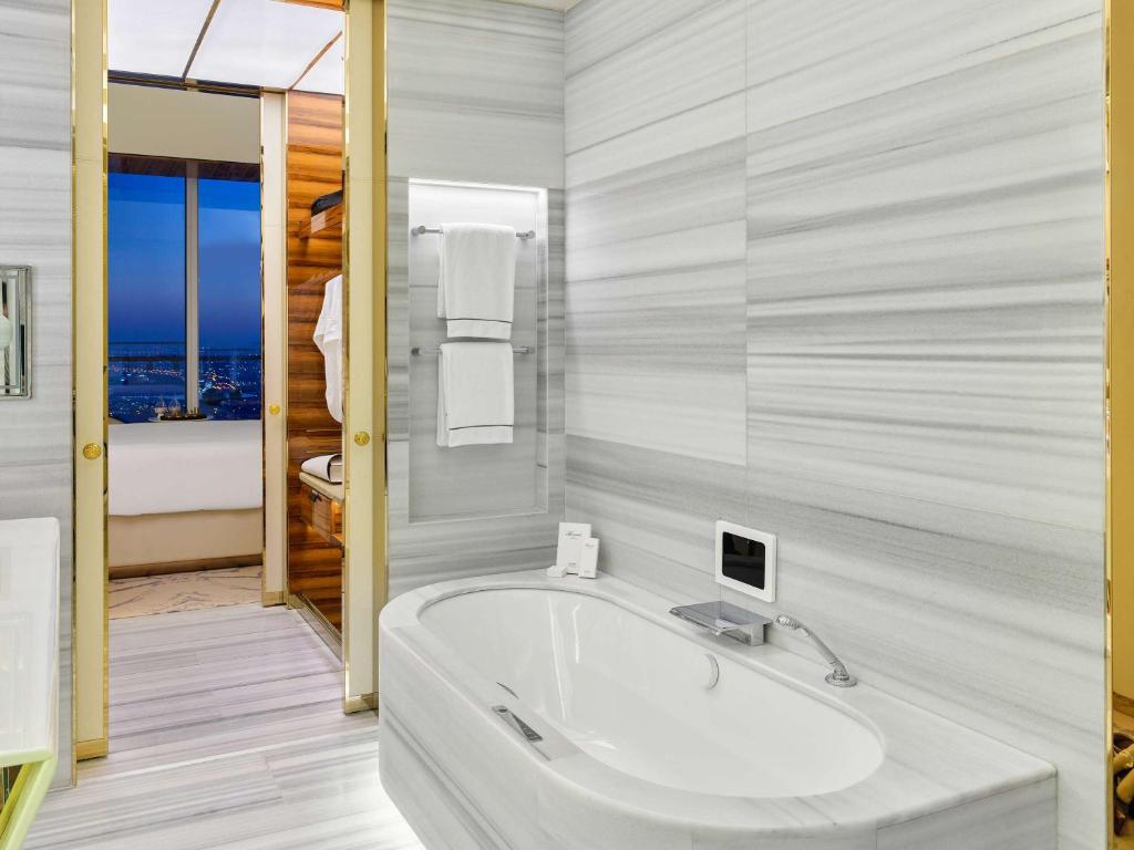 Ein Badezimmer in der Unterkunft Fairmont Doha