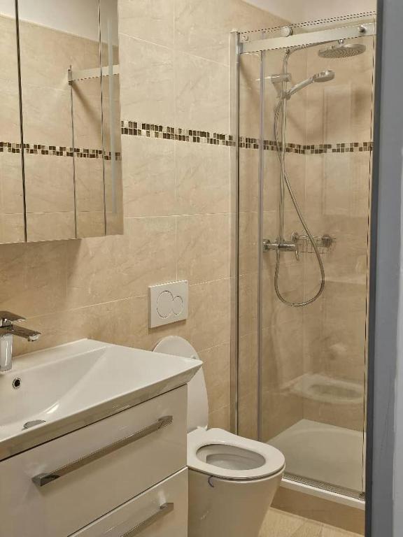 Uma casa de banho em Classic Apartment I Close to Main Station I 10 Minutes to Belvedere