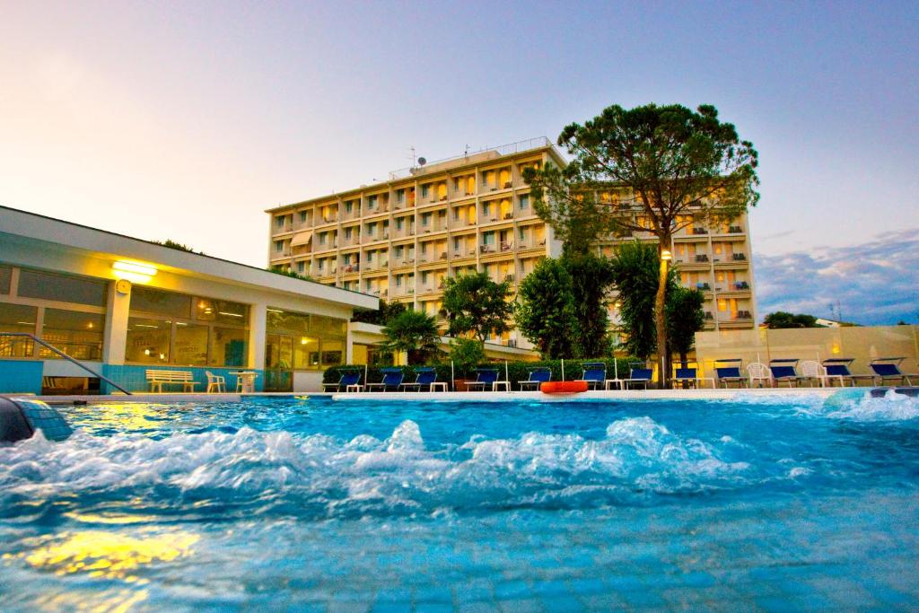 Bazén v ubytování Hotel Abano Astoria nebo v jeho okolí