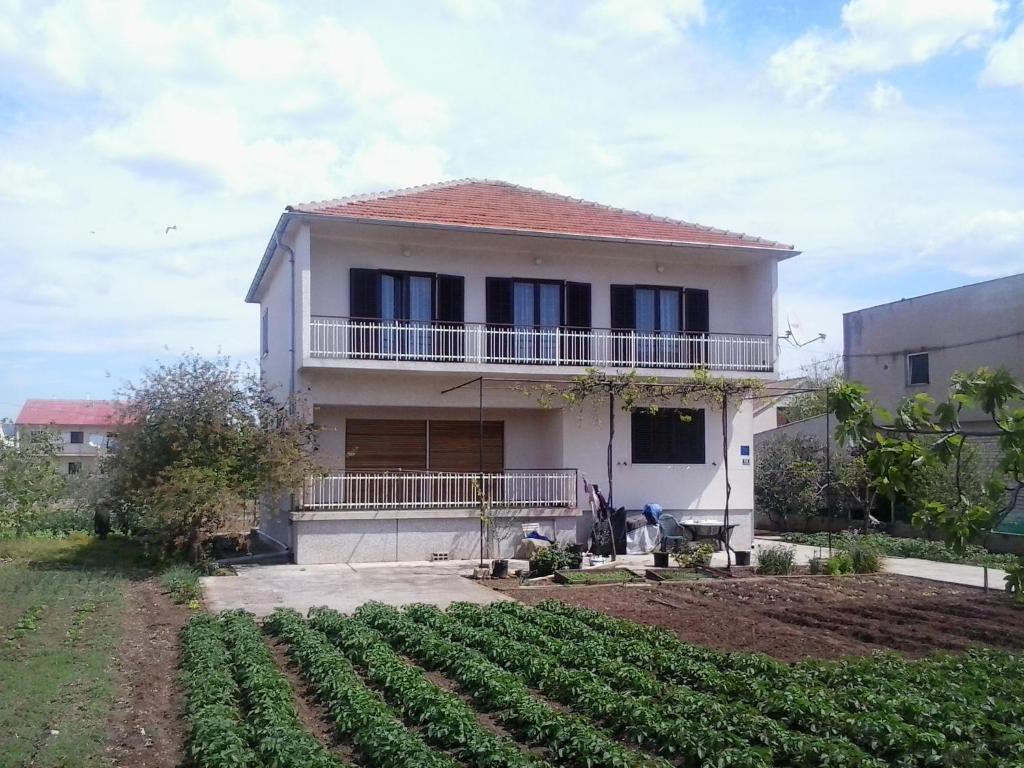 a house with a garden in front of it at Pave Apartment in Betina