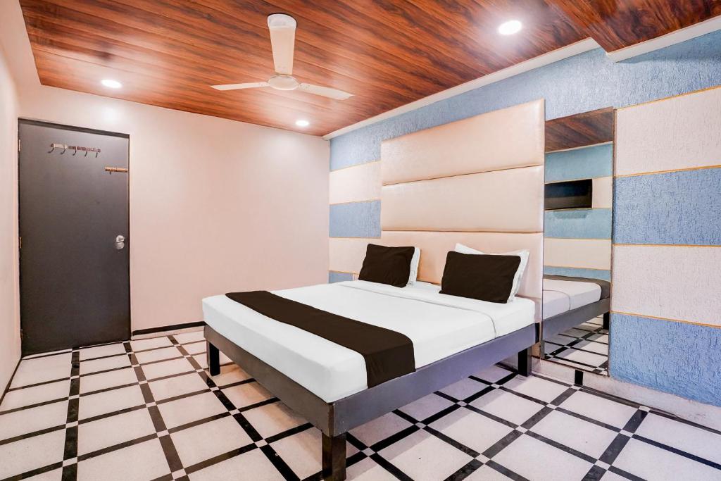 Postel nebo postele na pokoji v ubytování Super Hotel O Palava Dombivali
