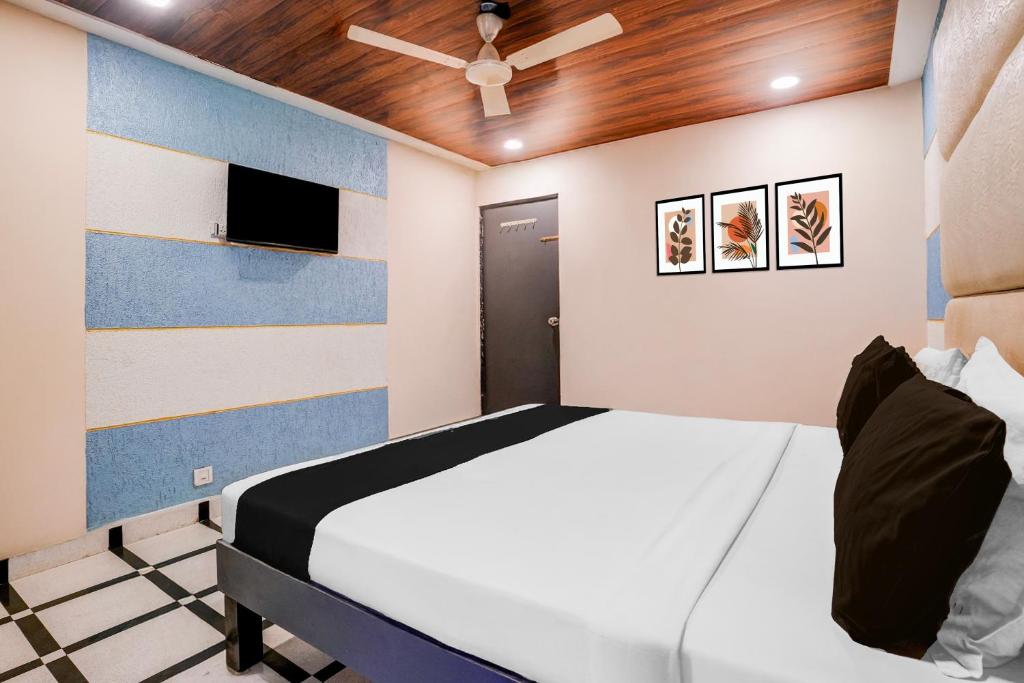 TV a/nebo společenská místnost v ubytování Super Hotel O Palava Dombivali