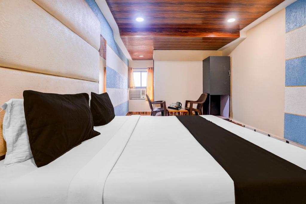 Postel nebo postele na pokoji v ubytování Super Hotel O Palava Dombivali