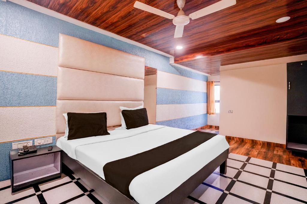 Postel nebo postele na pokoji v ubytování Super Hotel O Palava Dombivali