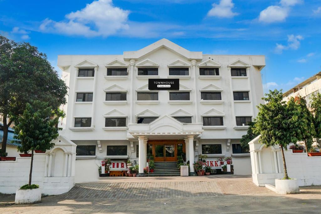 Facaden eller indgangen til Super Townhouse Subhash Nagar Formerly Royal Palazzo