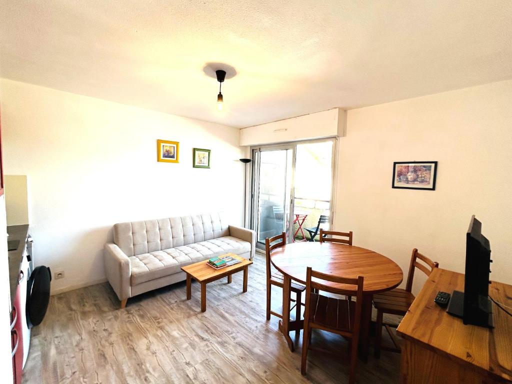 un salon avec un canapé et une table dans l'établissement Appartement 2 pièces 3 personnes - à 200 m de la plage, à Ploemeur