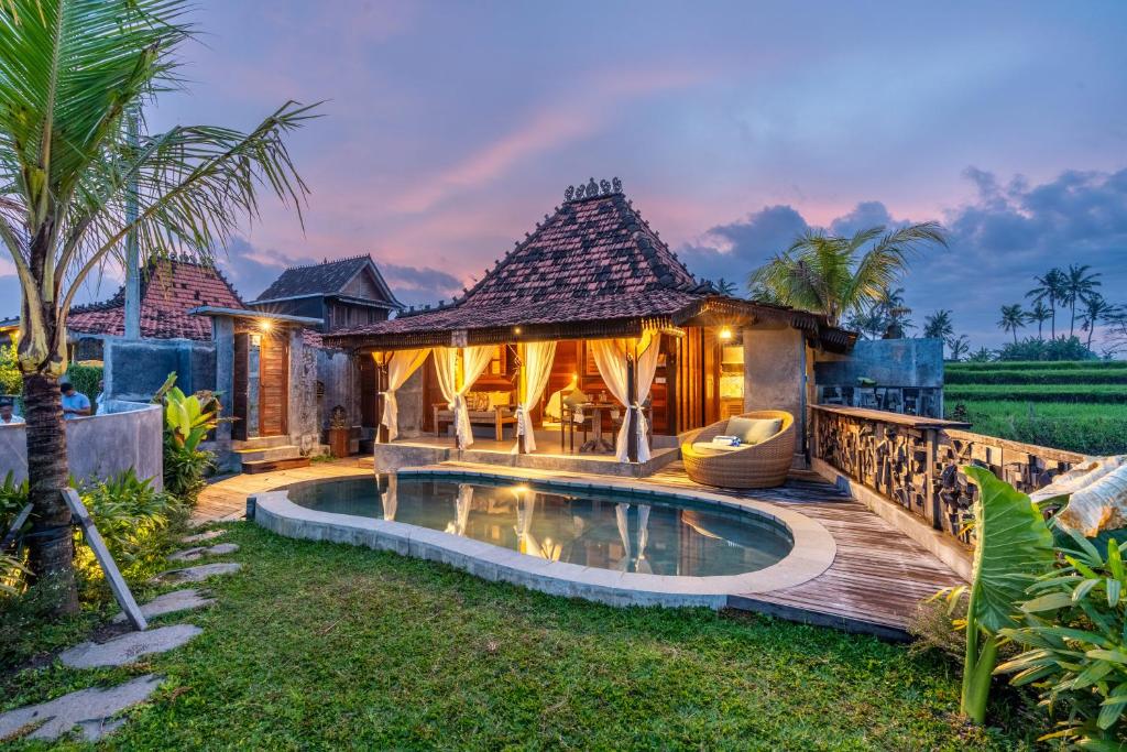 Πισίνα στο ή κοντά στο Kayu Senses - Private Villas around Endless Ricefield