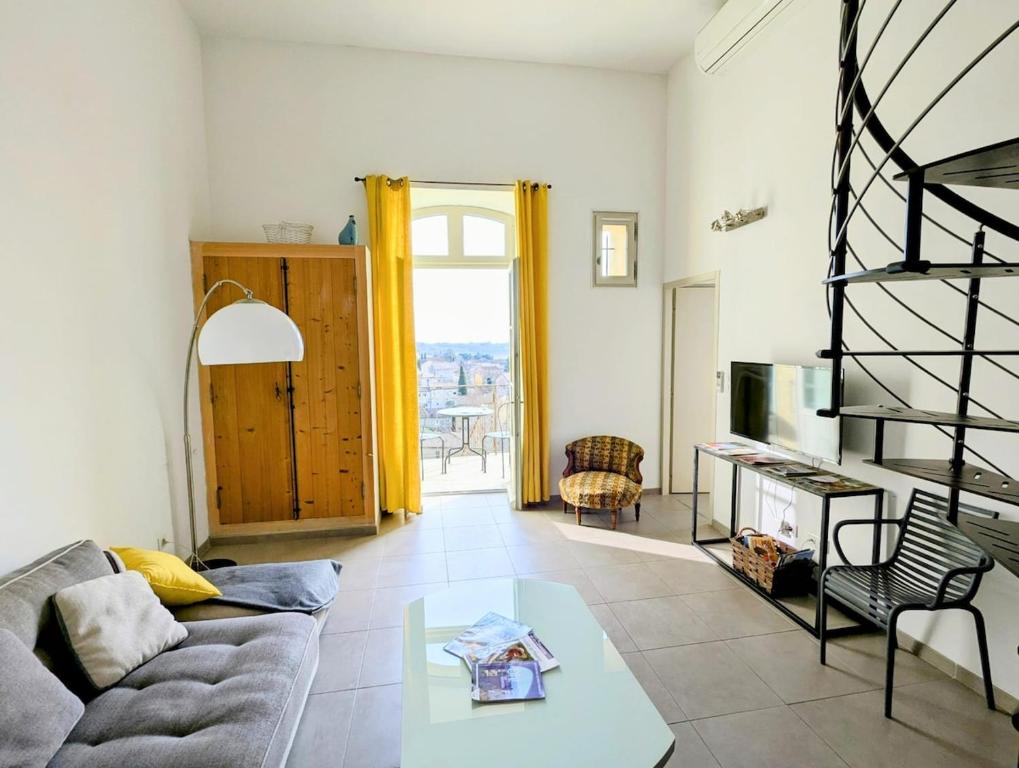 un salon avec un canapé et une table dans l'établissement Le Saint Louis - Vue plongeante, à Beaumes-de-Venise