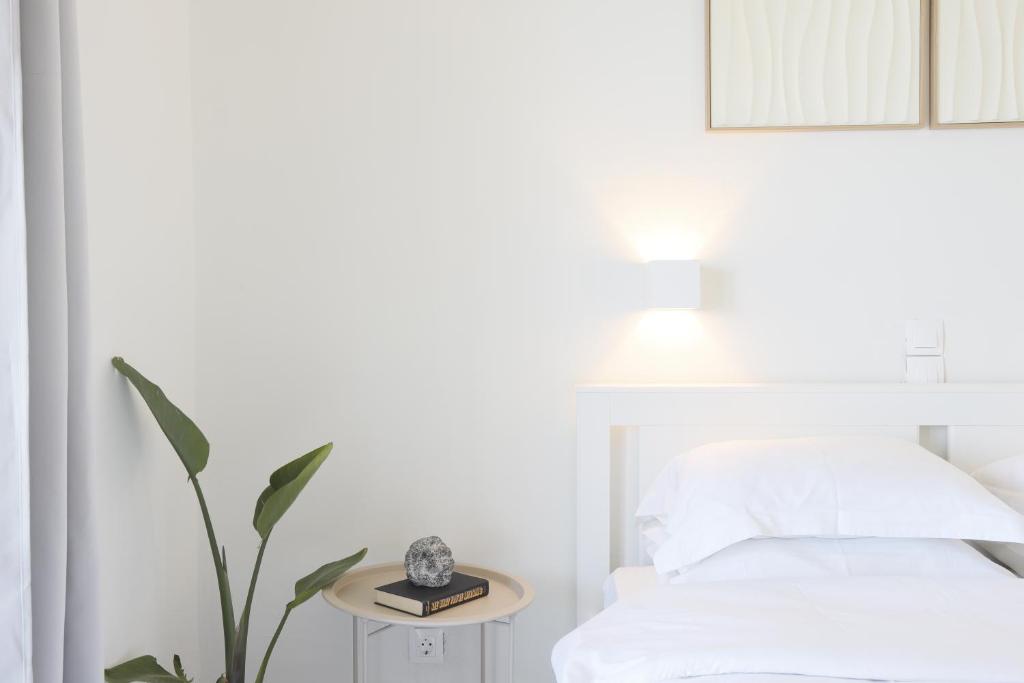 Uma cama ou camas num quarto em Thea Studios