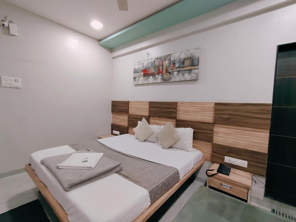 Postel nebo postele na pokoji v ubytování Hotel Pragati Inn