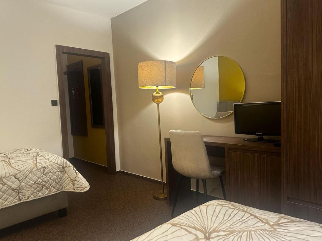 Postel nebo postele na pokoji v ubytování Hotel Zlatý Býk