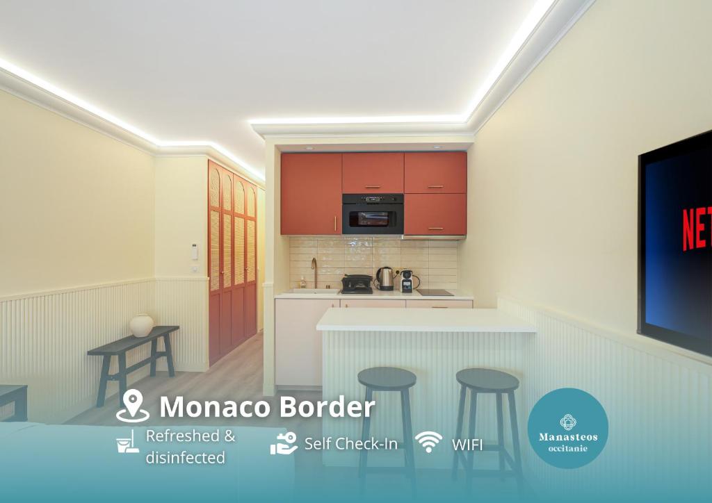 une cuisine avec un comptoir et des tabourets dans une pièce dans l'établissement 5 mn à pieds de Monaco - Sublime studio - DB, à Les Moneghetti