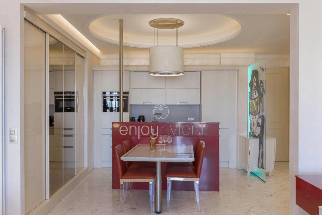 Kuchyňa alebo kuchynka v ubytovaní Palais Miramar Suite Art Modern - Derniere étages Vue Mer - 75m de confort - En Face des Plages -WIFI - Clim