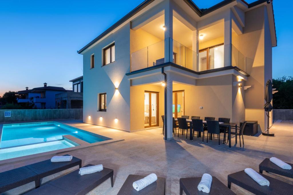 Πισίνα στο ή κοντά στο Villa Rita, a luxurious private villa with a pool near the sea