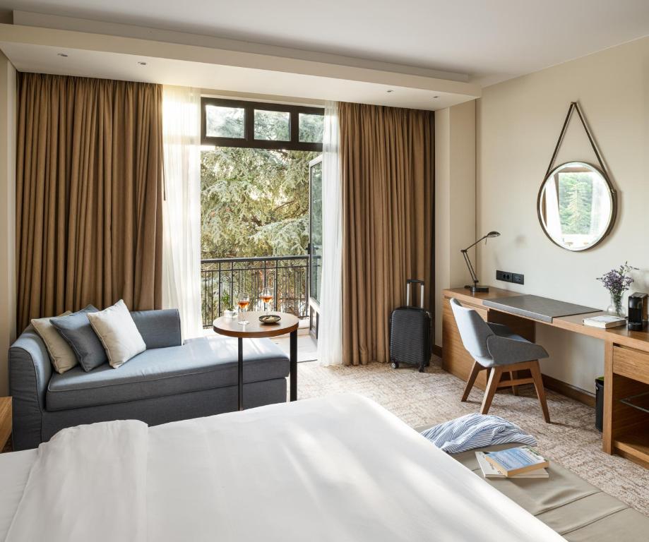 
King Room with Pool View - Club Access
