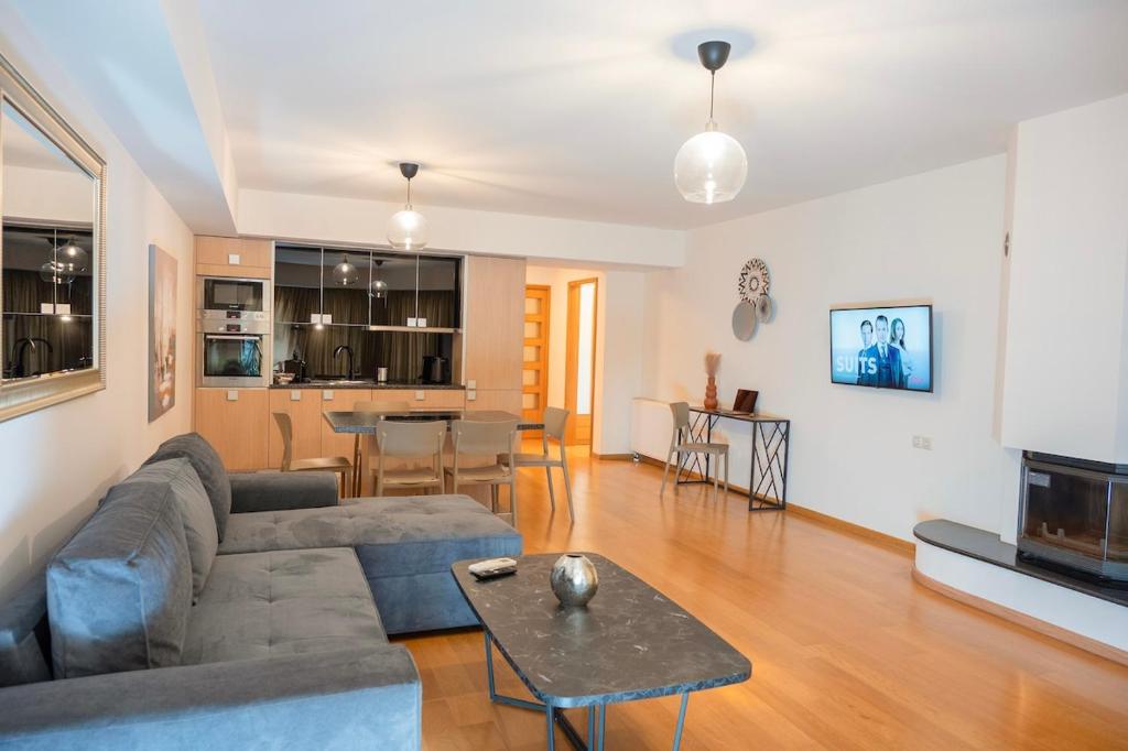Μια τηλεόραση ή/και κέντρο ψυχαγωγίας στο Luxury Sea View Apartment