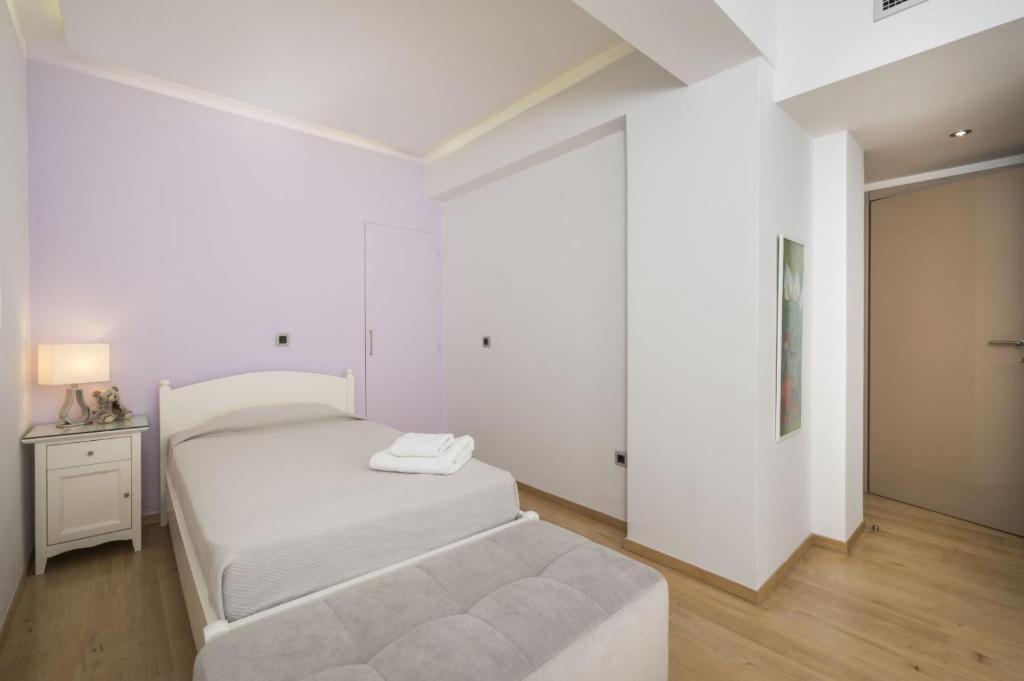 Posteľ alebo postele v izbe v ubytovaní Luxury Villa Near The Sea Meliti Luxury Villa