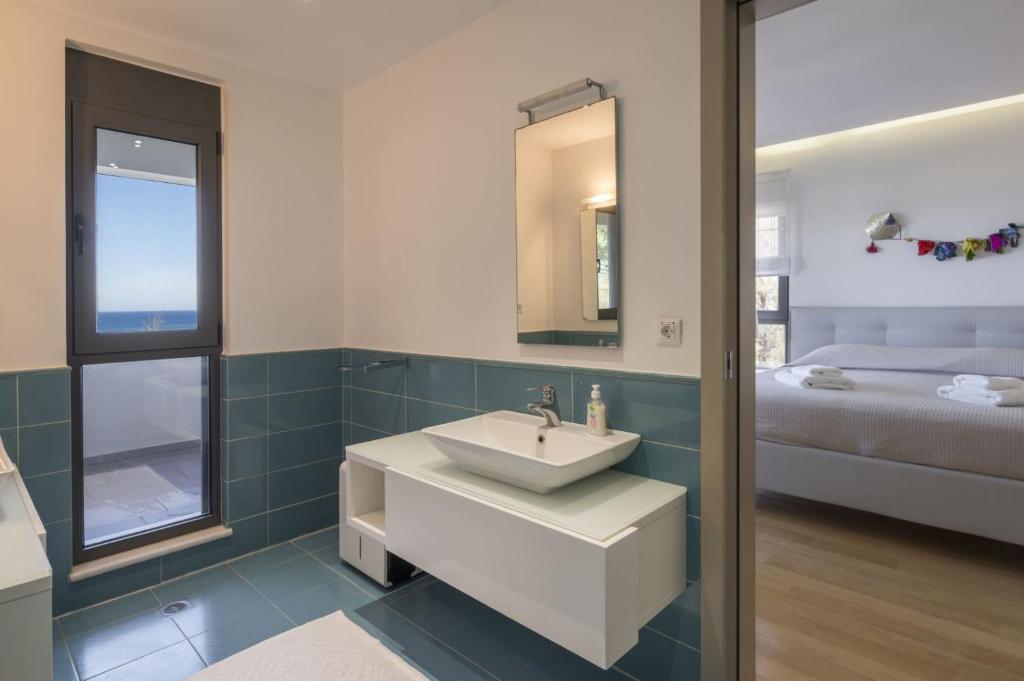 Posteľ alebo postele v izbe v ubytovaní Luxury Villa Near The Sea Meliti Luxury Villa