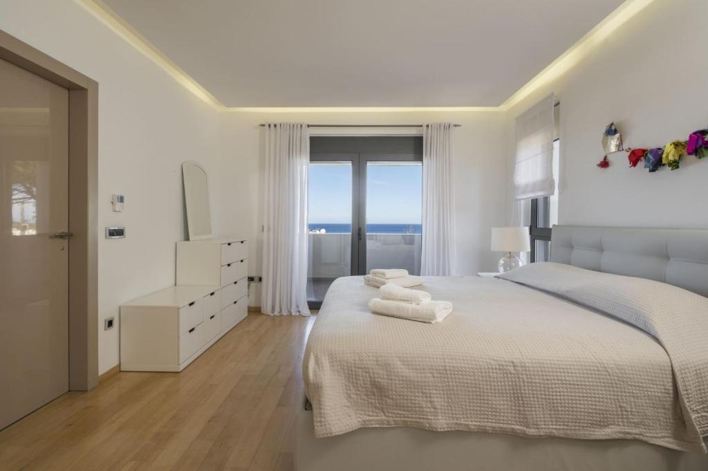 Posteľ alebo postele v izbe v ubytovaní Luxury Villa Near The Sea Meliti Luxury Villa
