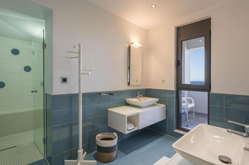 Kúpeľňa v ubytovaní Luxury Villa Near The Sea Meliti Luxury Villa