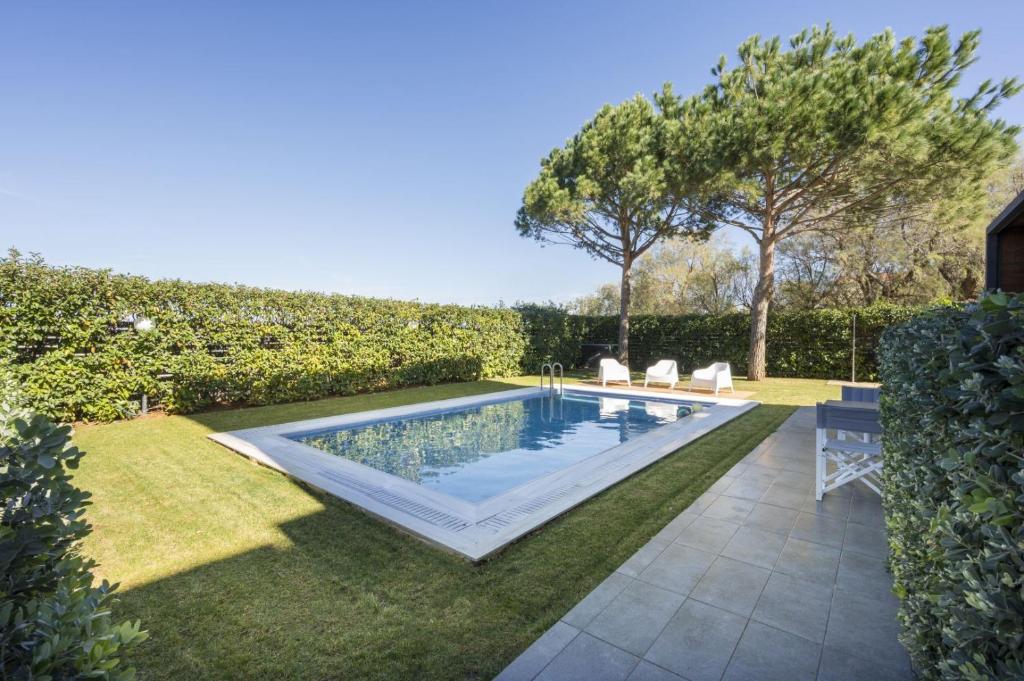 Bazén v ubytovaní Luxury Villa Near The Sea Meliti Luxury Villa alebo v jeho blízkosti