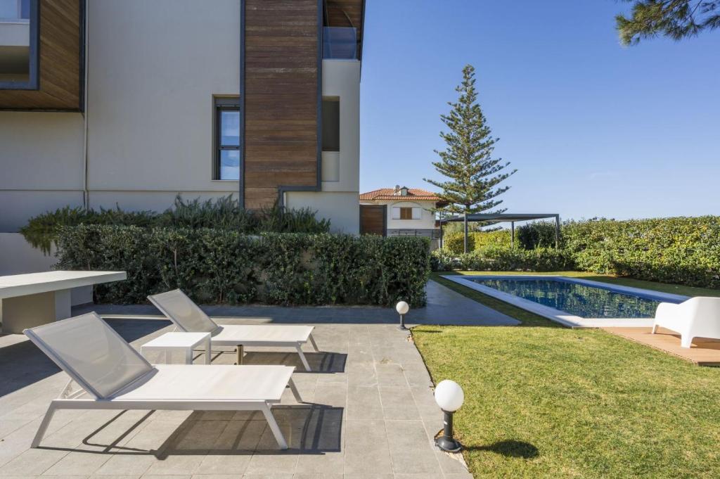 Bazén v ubytovaní Luxury Villa Near The Sea Meliti Luxury Villa alebo v jeho blízkosti