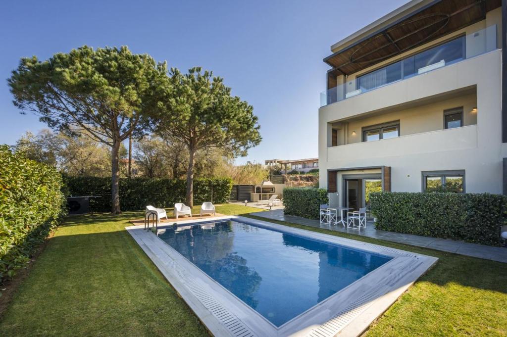 Bazén v ubytovaní Luxury Villa Near The Sea Meliti Luxury Villa alebo v jeho blízkosti