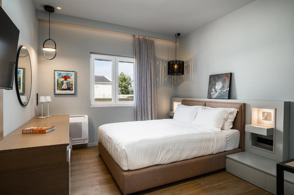 Postel nebo postele na pokoji v ubytování Acharavi Beach Hotel