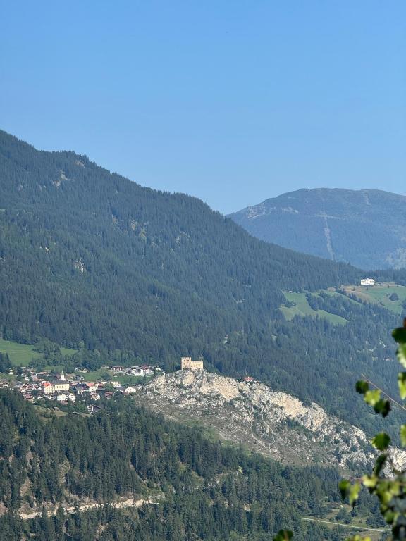 Loodusmaastik of the country house lähedal