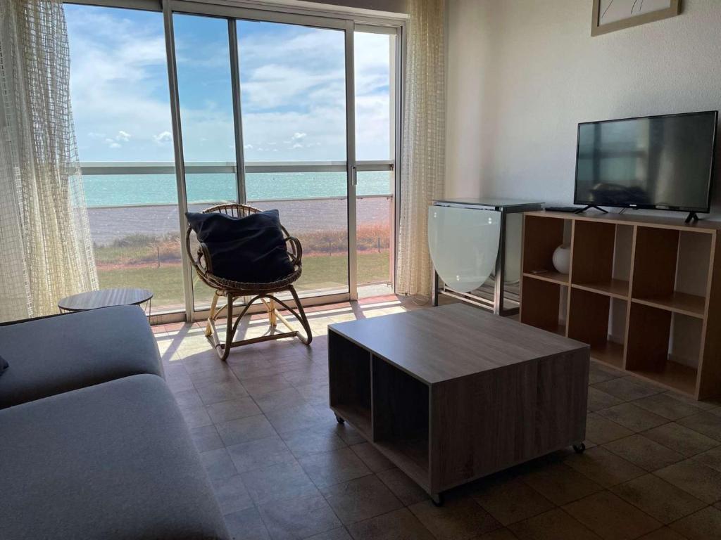 un salon avec vue sur l'océan dans l'établissement Appt Studio mezzanine LA ROCHELLE - LR540-118, à La Rochelle