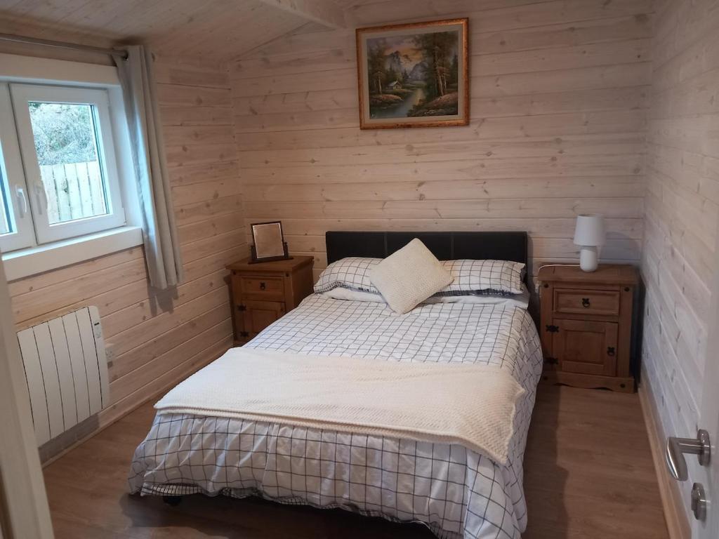 Voodi või voodid majutusasutuse Grove View log house toas
