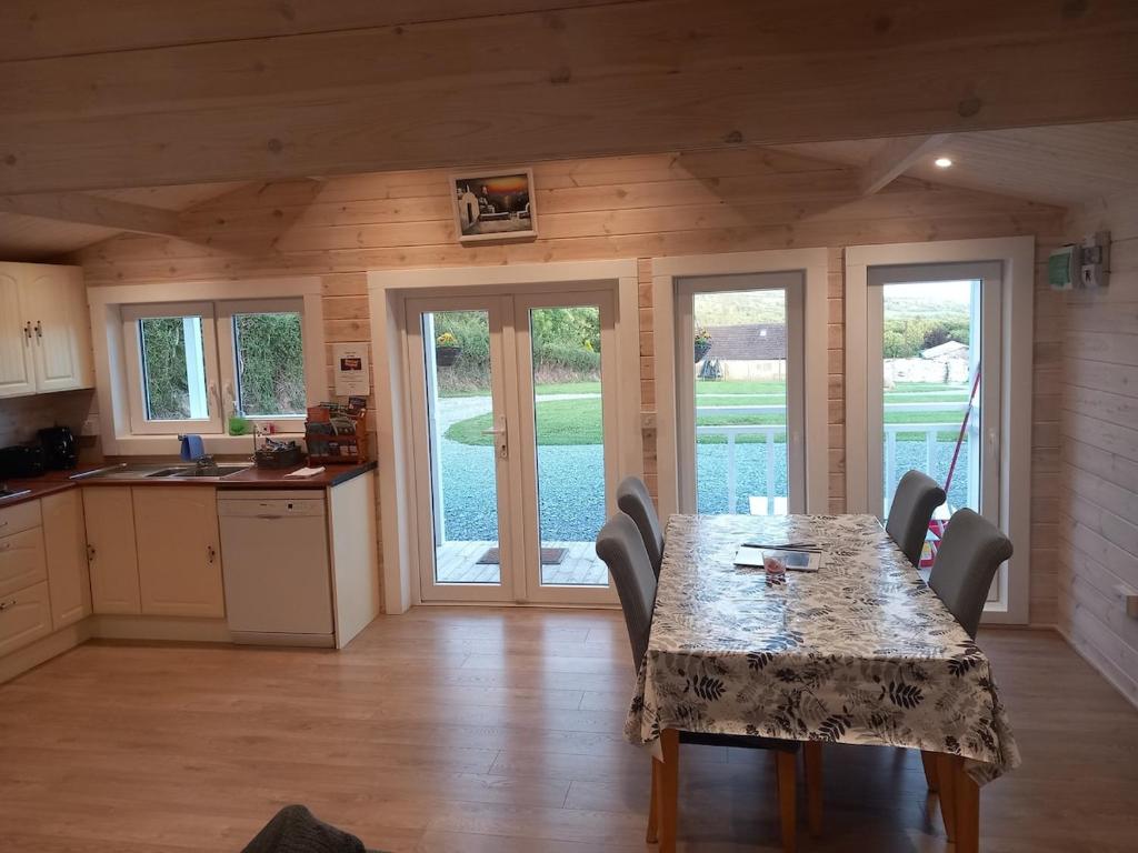 Köök või kööginurk majutusasutuses Grove View log house