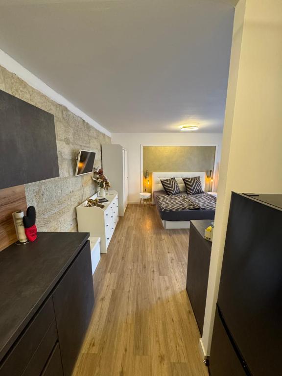 un ampio soggiorno con un letto e una camera da letto di Appartement im Hinterhöfchen a Pirna