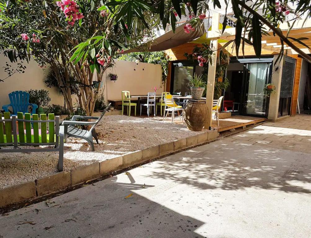 une terrasse avec des chaises et une table dans une maison dans l'établissement La Vigneronne between river and sea, à Sérignan