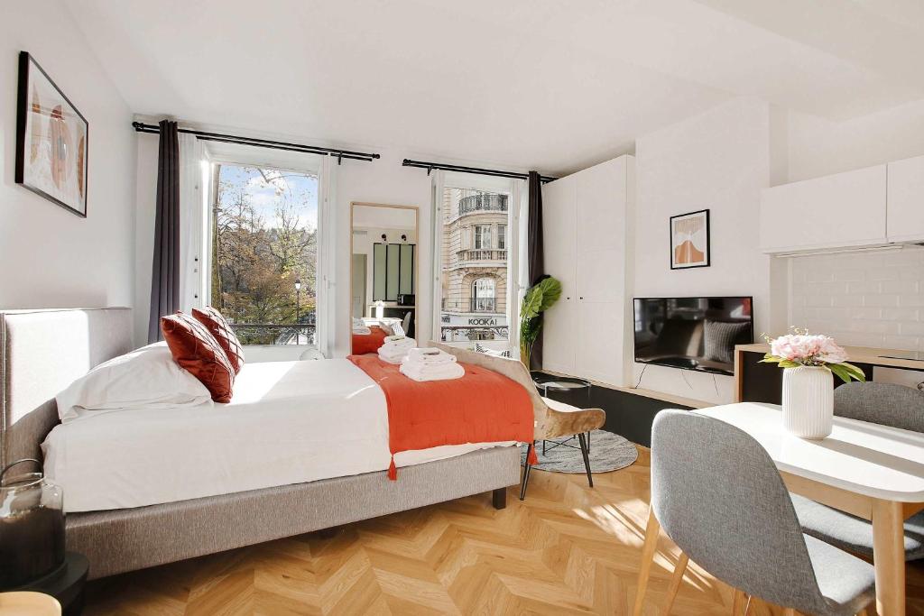 une chambre avec un lit, une table et une télévision dans l'établissement Bastille - Elegant Studio 2 persons, à Paris