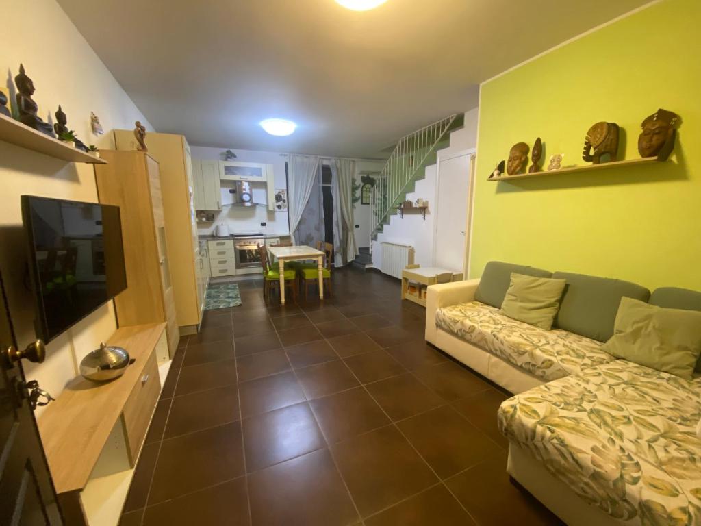 un soggiorno con un divano e una televisione di Salcasavacanze a Castelletto sopra Ticino