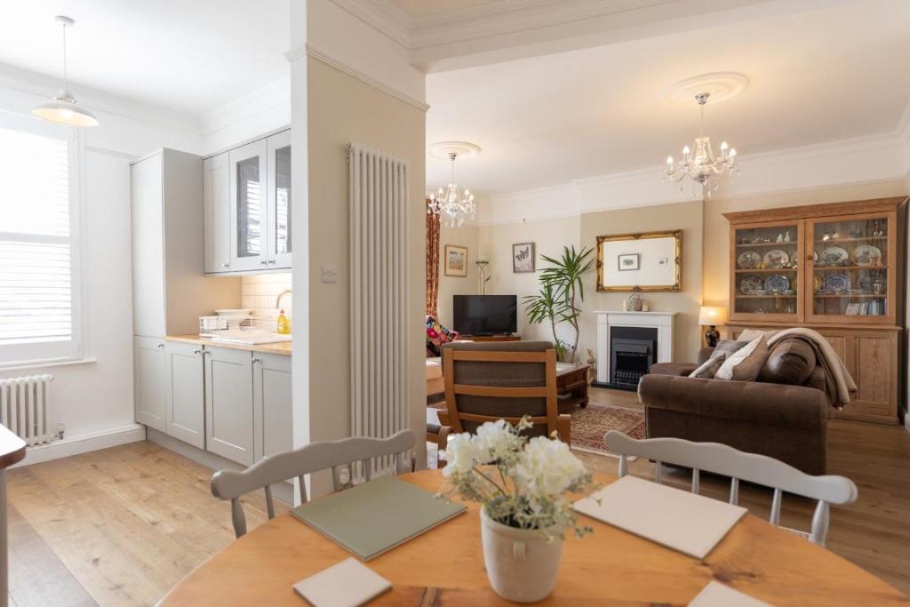 12a Fieldstile Road 5