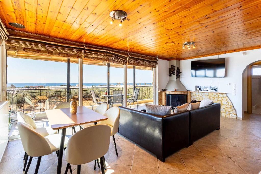 Телевизор и/или развлекательный центр в Seaview & Nature Retreat - Filiatra's Cozy Hideaway