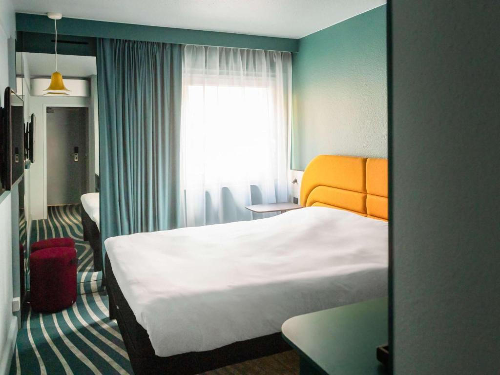 Postel nebo postele na pokoji v ubytování ibis Styles Brugge Centrum