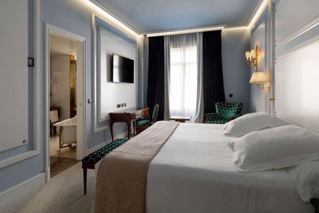 Postel nebo postele na pokoji v ubytování Wellington Hotel & Spa Madrid