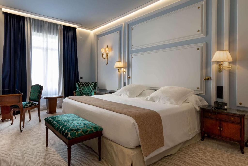 Postel nebo postele na pokoji v ubytování Wellington Hotel & Spa Madrid