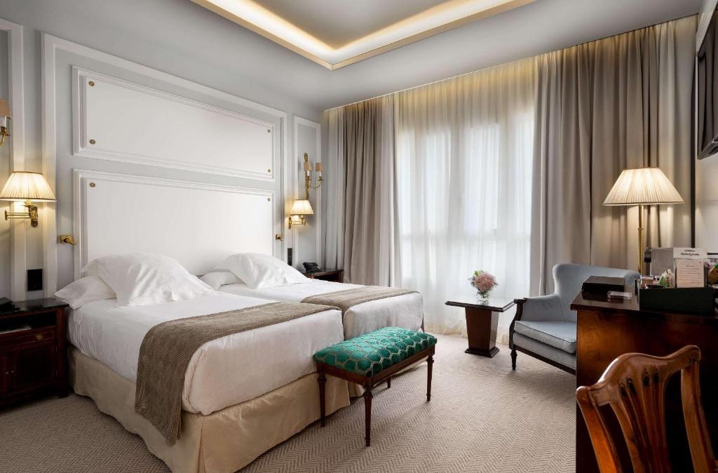 Postel nebo postele na pokoji v ubytování Wellington Hotel & Spa Madrid