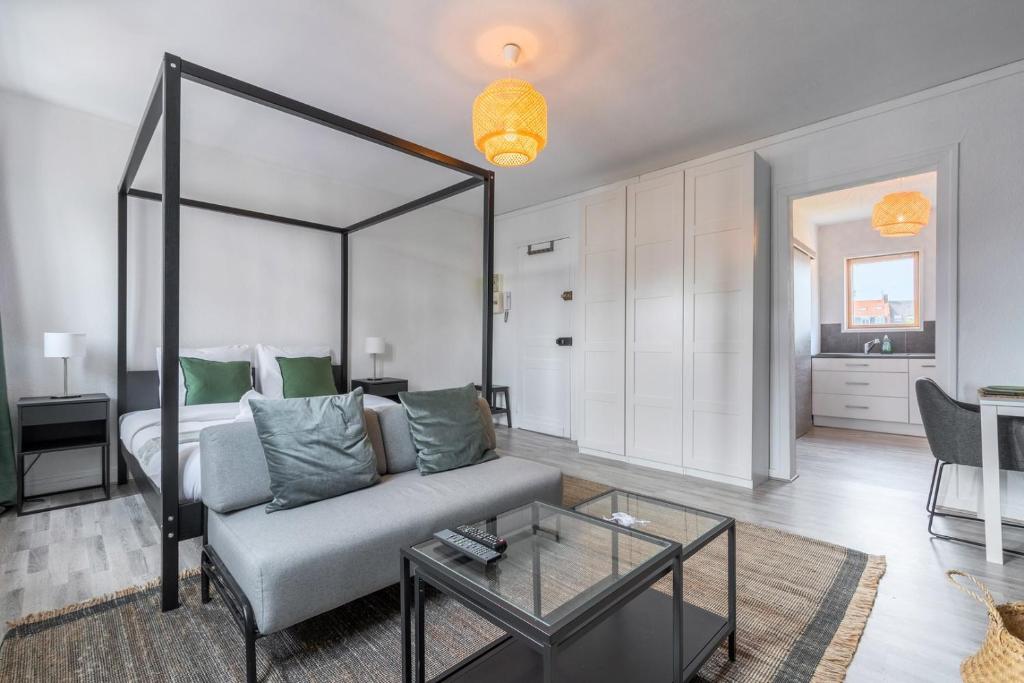 un salon avec un canapé et un lit dans l'établissement Vieux Lille - Studio calme idéalement situé !, à Lille