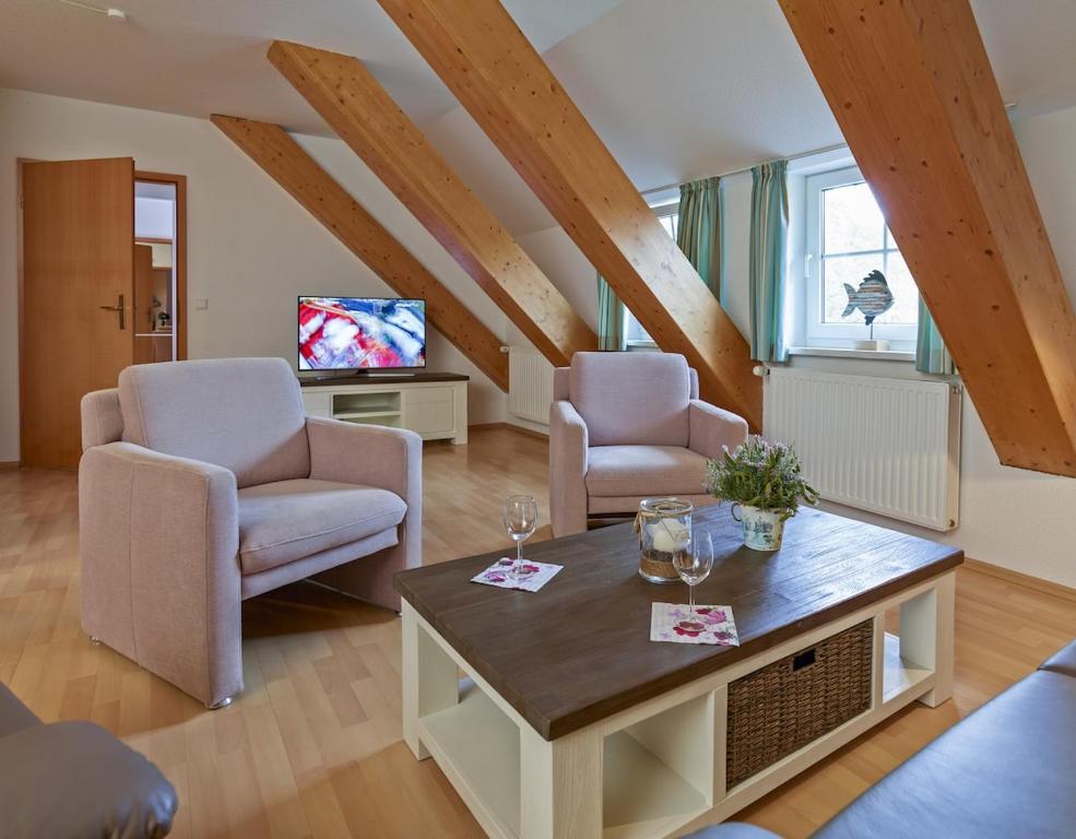 ein Wohnzimmer mit zwei Stühlen und einem Tisch in der Unterkunft Ferienwohnung in Otterndorf in Otterndorf