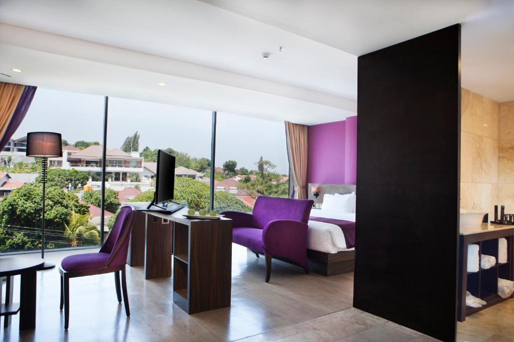Postel nebo postele na pokoji v ubytování Grand Edge Hotel Semarang