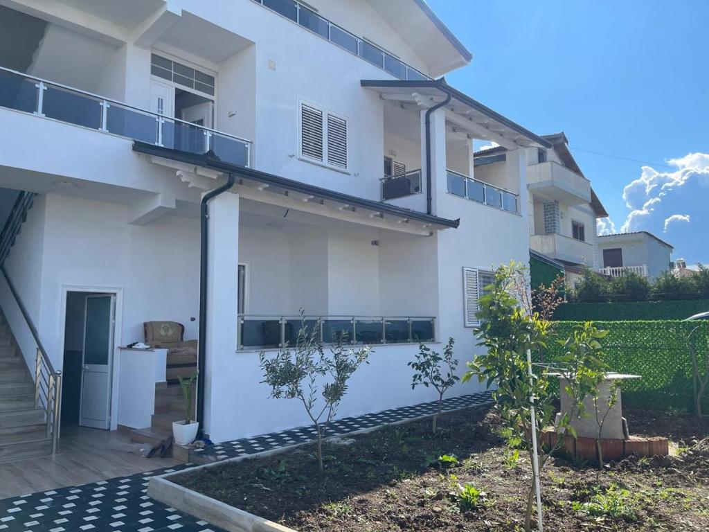 Guest House White Villa