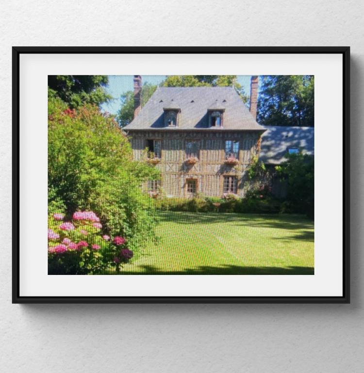 une photo encadrée d'une maison avec un jardin dans l'établissement LA MAISON DE LALETTE - B&B et Workshop Photo durant la belle saison -, à Gruchet-Saint-Siméon