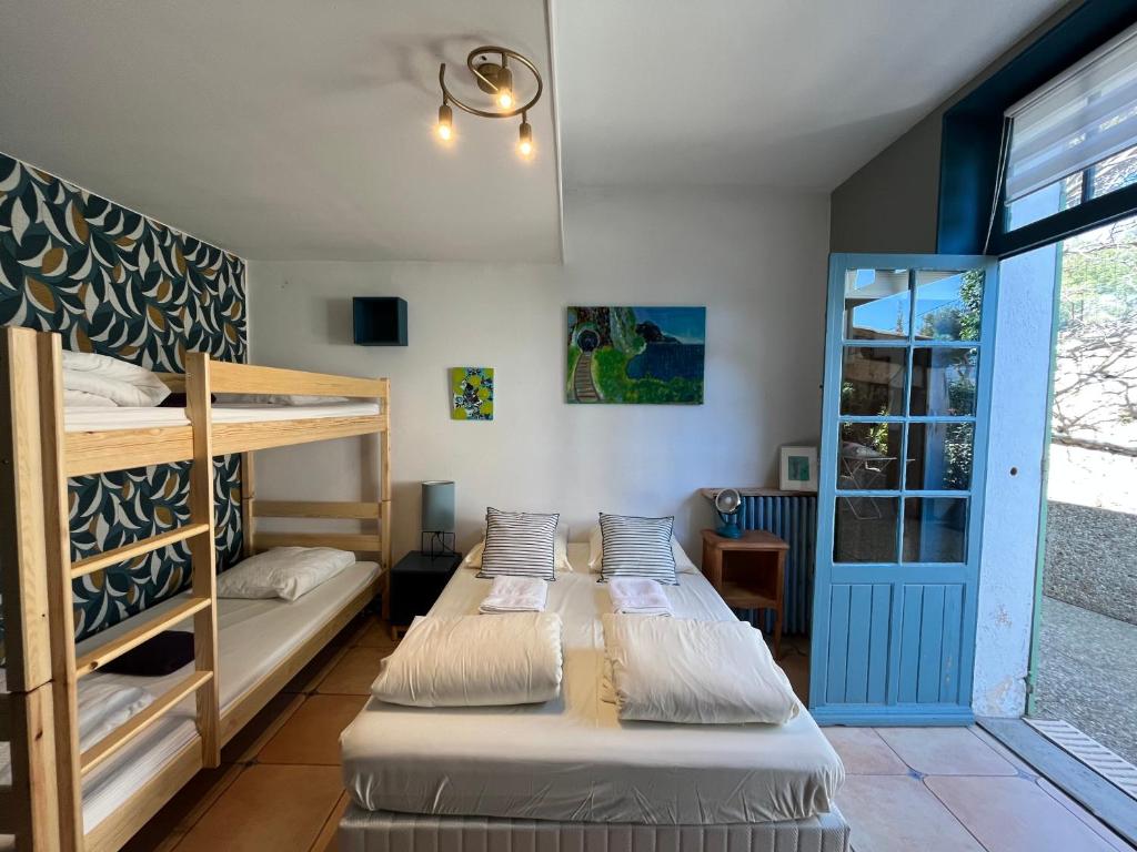 Postel nebo postele na pokoji v ubytování Cassis Hostel