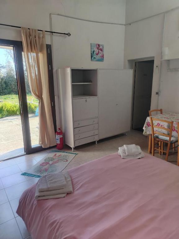 Postel nebo postele na pokoji v ubytování Camera Serraona