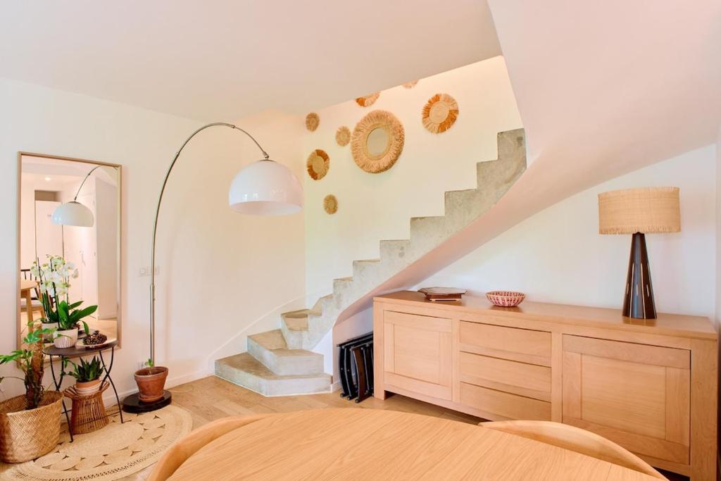 Cette chambre dispose d'un escalier avec une commode et un miroir. dans l'établissement House for 8 people, 5 min by bus to Disneyland, à Serris